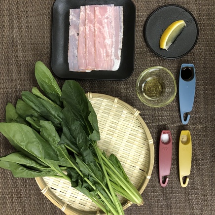 大皿1皿分のほうれん草サラダの材料(ほうれん草・ベーコン・醤油・レモン・塩・こしょう・オリーブオイル)
