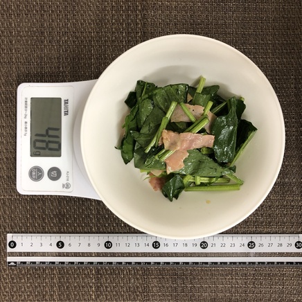 中皿1皿分のほうれん草サラダ