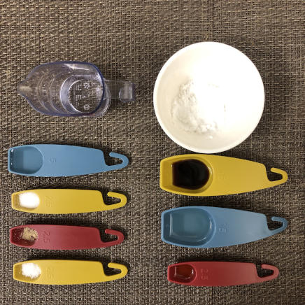 小皿1皿分のきくらげの卵炒めの材料・調味料（片栗粉・水・日本酒・醤油・塩・こしょう・砂糖・サラダ油・ごま油）