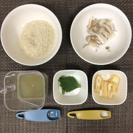 茶碗1杯・1人前のしめじご飯の材料(米・昆布だし・油揚げ・日本酒・塩・三つ葉・しめじ)