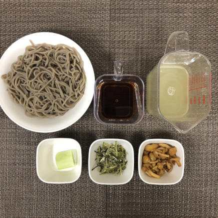 丼1杯・1人前のなめこそばの材料(そば・なめこ・ネギ・海苔・めんつゆ・かつお昆布だし)