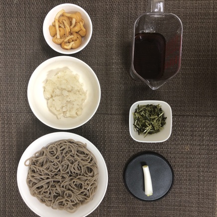 丼1杯分のなめこおろしそばの材料（そば・なめこ・大根おろし・ネギ・海苔・めんつゆ）