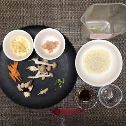 1人前のツナの炊き込みご飯に使用した米・かつお昆布だし・ツナライト水煮・しいたけ・油揚げ・にんじん・こねぎ・しょうが・日本酒・みりん・醤油・しめじ