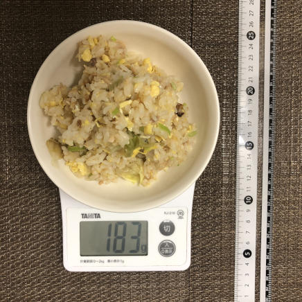 中皿(大)に盛りつけたハーフサイズ183gのツナチャーハン