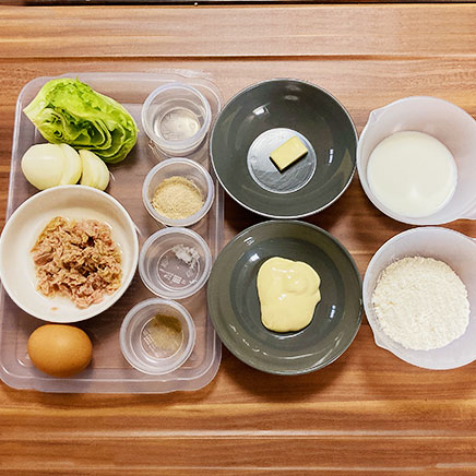 ツナクレープ2つ分に使った材料:レタス、玉ねぎ、ツナ、卵、サラダ油、砂糖、塩、こしょう、バター、マヨネーズ、牛乳、小麦粉