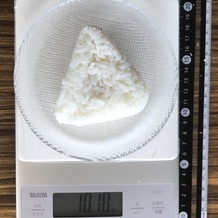 ツナマヨおにぎり（ご飯とツナマヨ） 102g