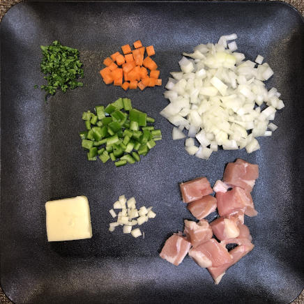 1人前のチキンピラフに使用した鶏肉・玉ねぎ・にんじん・ピーマン・にんにく・パセリ