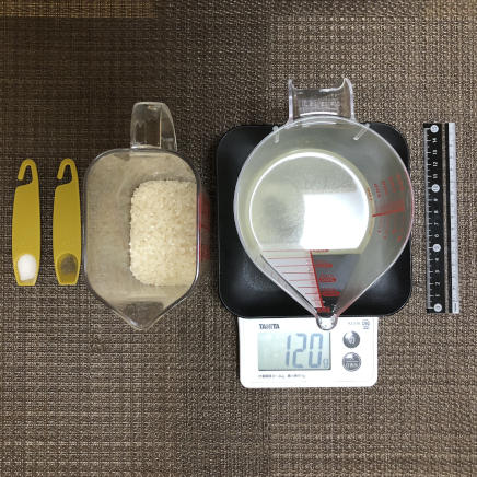 1人前のチキンピラフに使用したスープ・米・塩・こしょう・バター・サラダ油