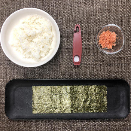 1個分の焼きたらこおにぎに使った材料(ご飯・焼きたらこ・塩・海苔)