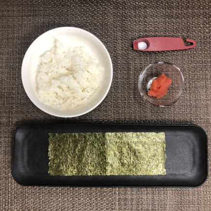 1個分の生たらこおにぎりに使った材料（ご飯・たらこ・塩・海苔）