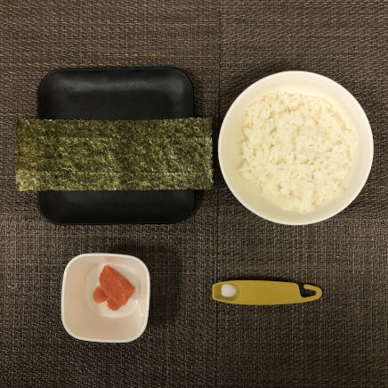 1個分の明太子おにぎりに使った材料(ご飯・明太子・塩・海苔)