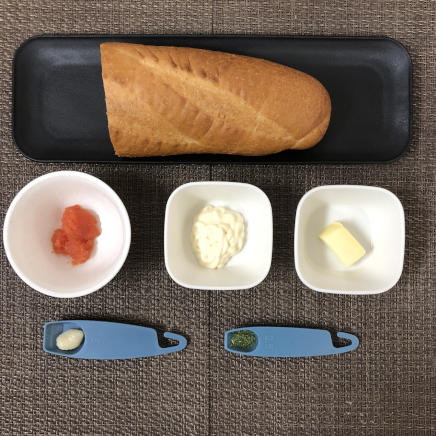 6切れ分・1人前の明太フランスに使った材料(フランスパン・明太子・にんにく・バター・マヨネーズ・乾燥パセリ)