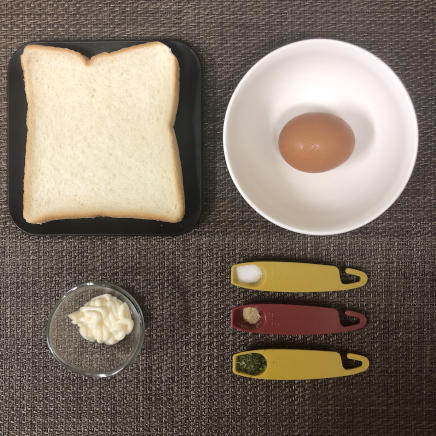 1人前の卵サラダトーストの材料(食パン・マヨネーズ・塩・こしょう・乾燥パセリ 卵)