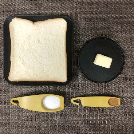 1枚分のシナモントーストの材料(食パン・シナモン・グラニュー糖・バター)