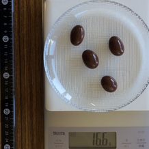 100kcal位分のアーモンドチョコ