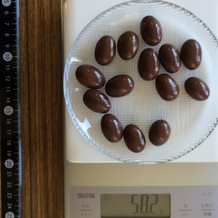 300kcal位分のアーモンドチョコ
