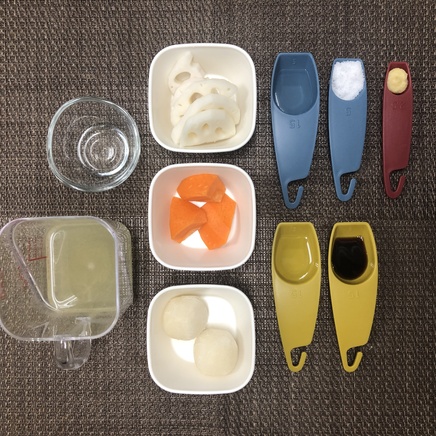 小鉢1杯・1人前の里芋とれんこんの煮物の材料(里芋・れんこん・人参・おろし生姜・かつお昆布だし・日本酒・みりん・砂糖・醤油・サラダ油)