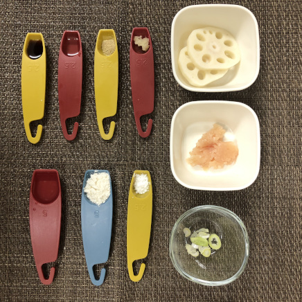 れんこんとひき肉のはさみ揚げの材料（れんこん・鶏ひき肉・ネギ・おろし生姜・こしょう・日本酒・醤油・片栗粉・小麦粉 水）