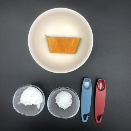 1個分のかぼちゃ団子の材料（かぼちゃ・片栗粉・砂糖・塩・サラダ油）