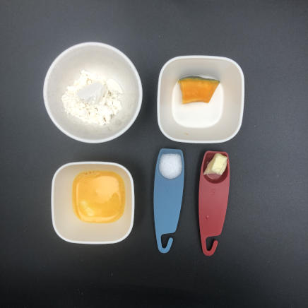 3枚分のかぼちゃクッキーの材料（かぼちゃ・小麦粉・無塩バター・グラニュー糖・卵）