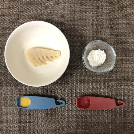 1枚分のたけのこの天ぷらの材料(たけのこの缶詰・小麦粉・卵・水)