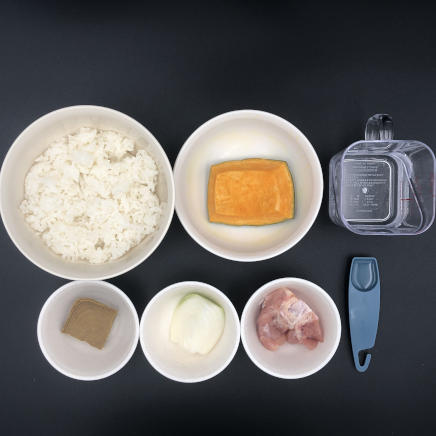 大皿1皿・1人前のかぼちゃカレーに使った材料(ご飯・カレールー・水・かぼちゃ・玉ねぎ・鶏肉・サラダ油)