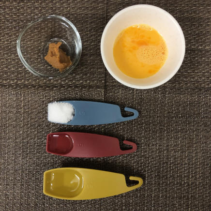 １人前の卵味噌の材料（卵・味噌・日本酒・みりん・砂糖）