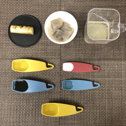 小皿1皿分・1人前のごぼうとこんにゃくの煮物の材料(ごぼう・生芋こんにゃく・かつお昆布だし・日本酒・醤油・砂糖・みりん・サラダ油)