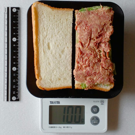具材の目安量が分かるように開いた100gのコンビーフサンド
