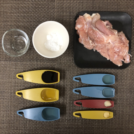 1人分の山賊焼きの材料（鶏肉・みりん・醤油・日本酒・酢・水飴・砂糖・おろしにんにく・おろし生姜・サラダ油）