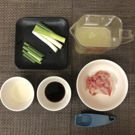 肉吸いの材料(牛肉・かつお昆布だし・醤油・日本酒・みりん・ネギ・小ネギ)