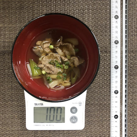 お椀に盛り付けた100g分の肉吸い