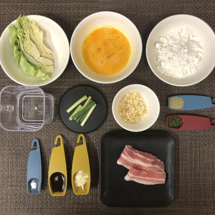 大皿1皿・1人前のキャベツ焼きの材料(キャベツ・小麦粉・卵・サラダ油・マヨネーズ・濃厚ソース・豚肉・風味調味料・水・揚げ玉・青海苔・小ネギ)