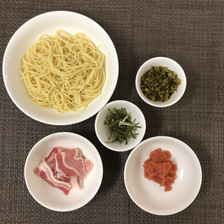 大皿1杯・1人前の高菜パスタに使った材料(パスタ・海苔・高菜・明太子・豚肉)