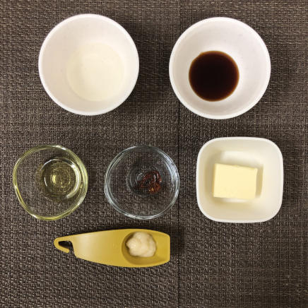 大皿1杯・1人前の高菜パスタに使った調味料(にんにく・日本酒・オリーブオイル・バター・唐辛子・醤油)