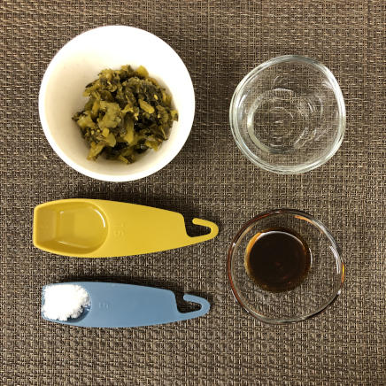 小皿1皿・1人前の高菜炒めに使った材料（高菜・サラダ油・砂糖・醤油・みりん）