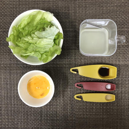 御椀1杯・1人前のレタススープに使った材料(レタス・卵・鶏がらスープ・塩・黒こしょう・醤油)