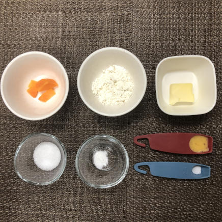 3枚分のにんじんクッキーに使った材料(人参・小麦粉・ベーキングパウダー・塩・無塩バター・グラニュー糖・卵)