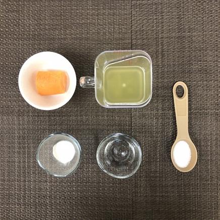 ゼリー型1個分の人参ゼリーに使った材料(人参・オレンジジュース・粉寒天・水・グラニュー糖)