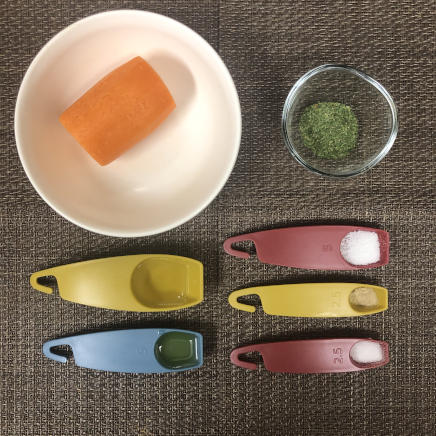 小皿1皿分の人参のマリネの材料（人参・塩・こしょう・酢・砂糖・オリーブオイル・パセリ）