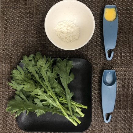 大皿1皿・1人前の春菊の天ぷらの材料（春菊・小麦粉・卵・水）