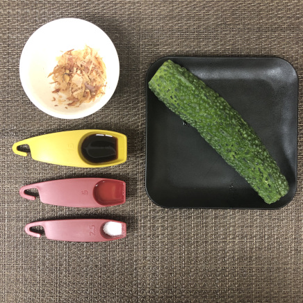 ゴーヤのおひたしの材料（ゴーヤ・塩・醤油・みりん・削り節）