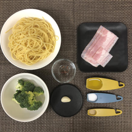 大皿1皿分・1人前のブロッコリーのパスタの材料(パスタ・ブロッコリー・ベーコン・唐辛子・にんにく・塩・こしょう・オリーブオイル)