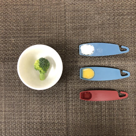 1房分のブロッコリーの天ぷらに使った材料(ブロッコリー・小麦粉・卵・水)