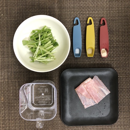 御椀1杯分の水菜のスープの材料(水菜・ベーコン・コンソメ・水・塩・こしょう)
