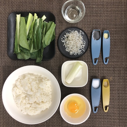 大皿1皿・1人前の小松菜チャーハンの材料(ご飯・小松菜・卵・ネギ・しらす・サラダ油・塩・こしょう・醤油・風味調味料)