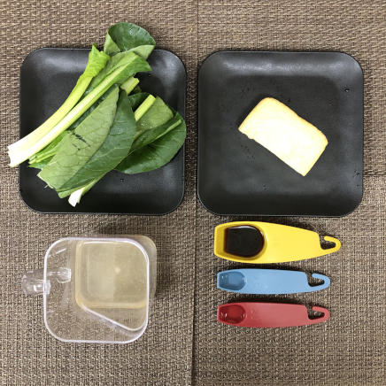 中鉢1杯分の小松菜の煮浸しの材料(小松菜・油揚げ・かつおだし・日本酒・みりん・醤油)