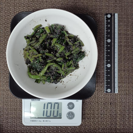 中皿に入れた小松菜の胡麻和え 100g
