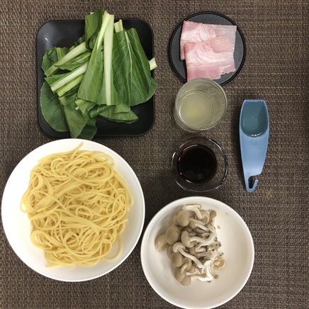 大皿1皿・1人前の小松菜のパスタの材料(パスタ・小松菜・ベーコン・サラダ油・醤油・かつおだし・しめじ)