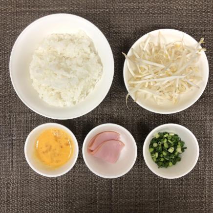 大皿1皿・1人前のもやしチャーハンの材料（ご飯・もやし・卵・ロースハム・小ネギ）